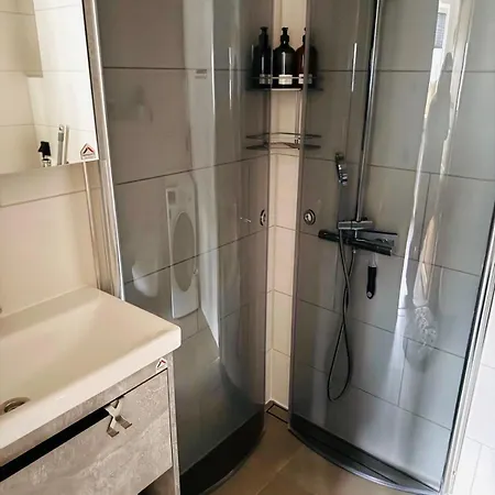 Christian In Apartament